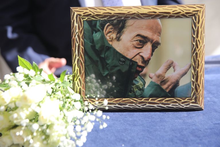 Μανούσος Μανουσάκης: Η οικογένεια, πλήθος ηθοποιών και φίλοι αποχαιρέτησαν τον σκηνοθέτη [vid]