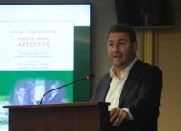 Νίκος Ανδρουλάκης: “Κανείς δεν κατάφερε να αντικαταστήσει το ΠΑΣΟΚ”-Η χειραψία με την Νίνα Κασιμάτη