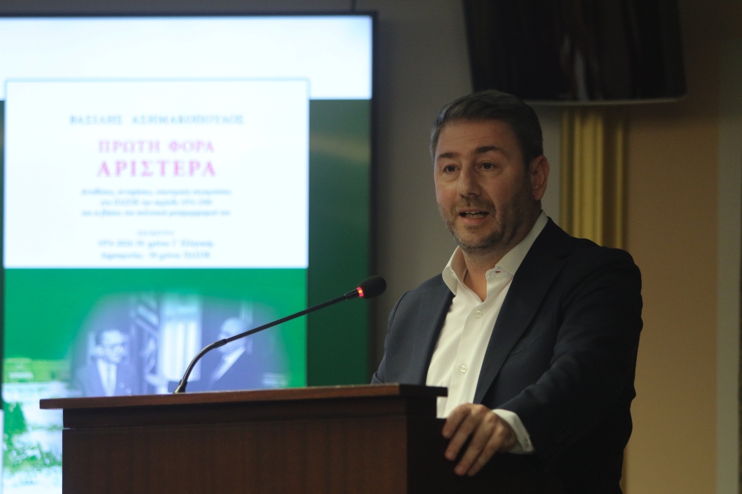Νίκος Ανδρουλάκης: “Κανείς δεν κατάφερε να αντικαταστήσει το ΠΑΣΟΚ”-Η χειραψία με την Νίνα Κασιμάτη