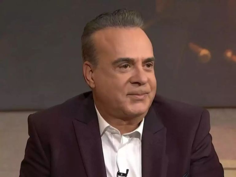 Φώτης Σεργουλόπουλος: Ερμήνευσε στη νοηματική το τραγούδι “Δεν είσαι εδώ” και συγκίνησε [vid]