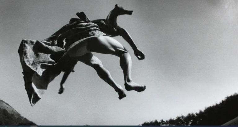 Ο Eikoh Hosoe φωτογράφιζε γυμνά σώματα σαν να ήταν γλυπτά