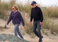 Μπάιντεν: Ανησυχία για την υγεία του – Παραπατά στην άμμο σε παραλία του Ντέλαγουερ [vid]