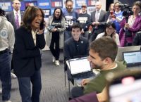 Στο αρχηγείο των Δημοκρατικών η Κάμαλα Χάρις Στο αρχηγείο των Δημοκρατικών η Κάμαλα Χάρις