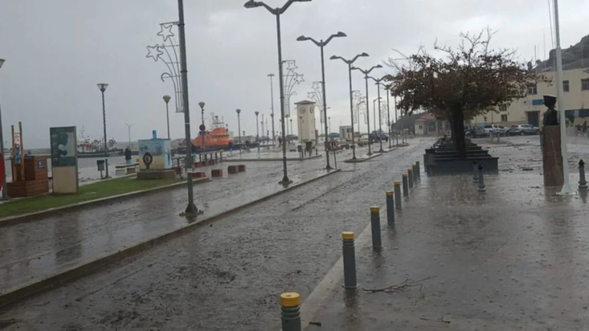 Κακοκαιρία Bora: Ποτάμια οι δρόμοι στη Λήμνο,παρασύρθηκαν ΙΧ,ήχησε 112-Σε συναγερμό Κ.Μακεδονία και Θεσσαλία
