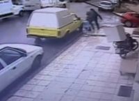 Τρίκαλα: Η στιγμή της ληστείας σε βάρος σεκιουριτά που μετέφερε χρήματα από κατάστημα [vid]