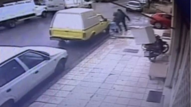 Τρίκαλα: Η στιγμή της ληστείας σε βάρος σεκιουριτά που μετέφερε χρήματα από κατάστημα [vid]