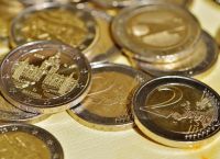 Τράπεζα Πειραιώς για παγκόσμια οικονομία: Αυξημένη η αβεβαιότητα – Eργαλείο στήριξης η νομισματική χαλάρωση Τράπεζα Πειραιώς για παγκόσμια οικονομία: Αυξημένη η αβεβαιότητα – Eργαλείο στήριξης η νομισματική χαλάρωση
