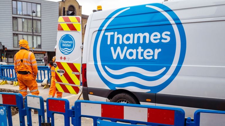 Thames Water: Ο επενδυτικός γίγαντας KKR… φλερτάρει την εταιρεία ύδρευσης του Λονδίνου