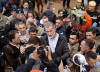 Βαλένθια: Πλημμυροπαθείς πέταξαν λάσπη στον βασιλιά Φίλιππο και τη Λετίθια – «Δολοφόνοι»