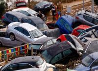 Άφησε τη δουλειά του για να σώσει πλημμυρισμένα αυτοκίνητα