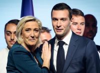 Λεπέν: «Δώρο» για τον εκλεκτό της Μπαρντελά, ενδεχόμενο μπλόκο στις προεδρικές της φιλοδοξίες