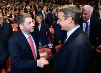 Πιθανώς και σήμερα η ανακοίνωση για το ραντεβού Μητσοτάκη – Ανδρουλάκη