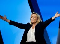 H Λεπέν απειλεί με ανατροπή τον Μπαρνιέ για τον προϋπολογισμό