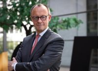 Παρά τις μαζικές διαδηλώσεις ο Μερτς θέλει να εγκρίνει σε εκλογικό συνέδριο τις προτάσεις για άσυλο