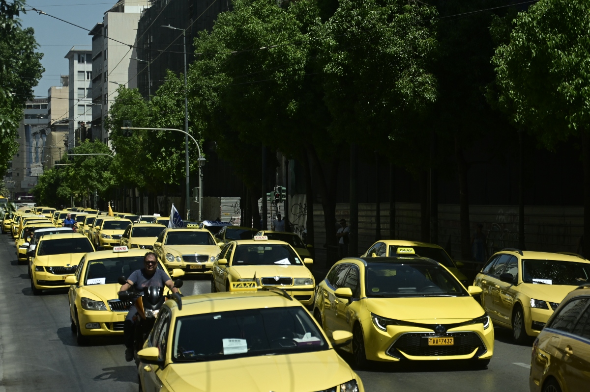 Ταξί: Αρχίζουν τα πρόστιμα στους οδηγούς που δεν έχουν αυτοκόλλητο για POS
