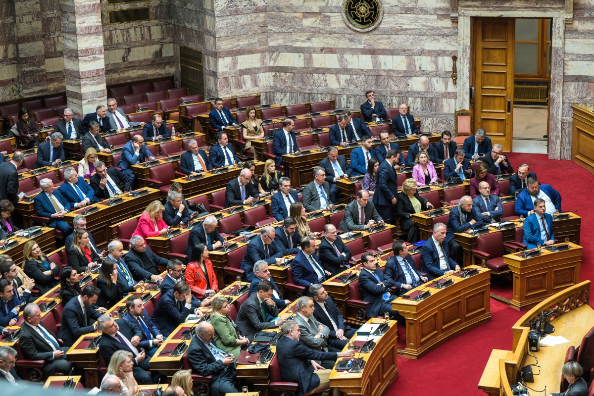 Δημοσκοπήσεις: Μηνύματα και “καμπανάκια” για την κυβέρνηση