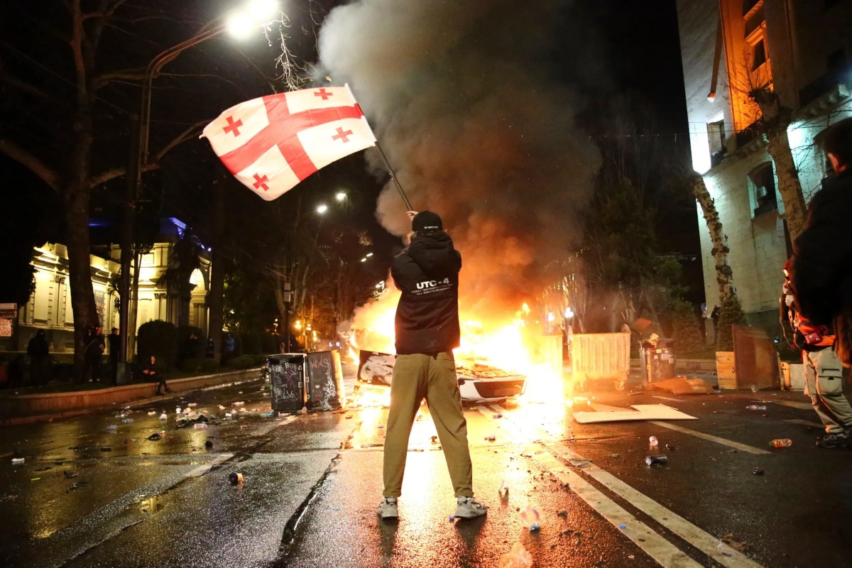 Γεωργία: Συμμορίες «τιτούσκι» ξυλοκοπούν αντιπάλους της φιλορωσικής κυβέρνησης