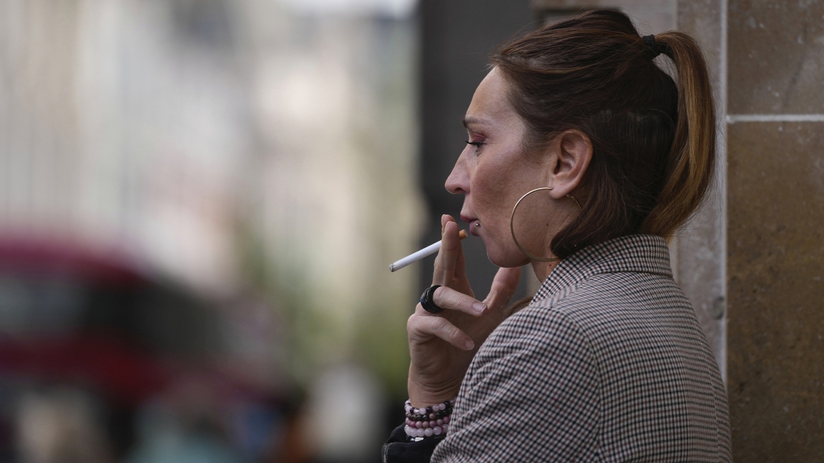 ΕΕ: Εγκρίθηκε η απαγόρευση καπνίσματος και σε εξωτερικούς χώρους