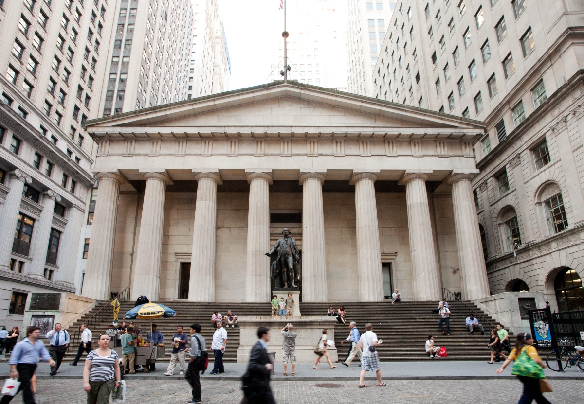 Wall Street: Με κέρδη άνω του 1% ολοκληρώθηκε μια δύσκολη εβδομάδα για τους δείκτες