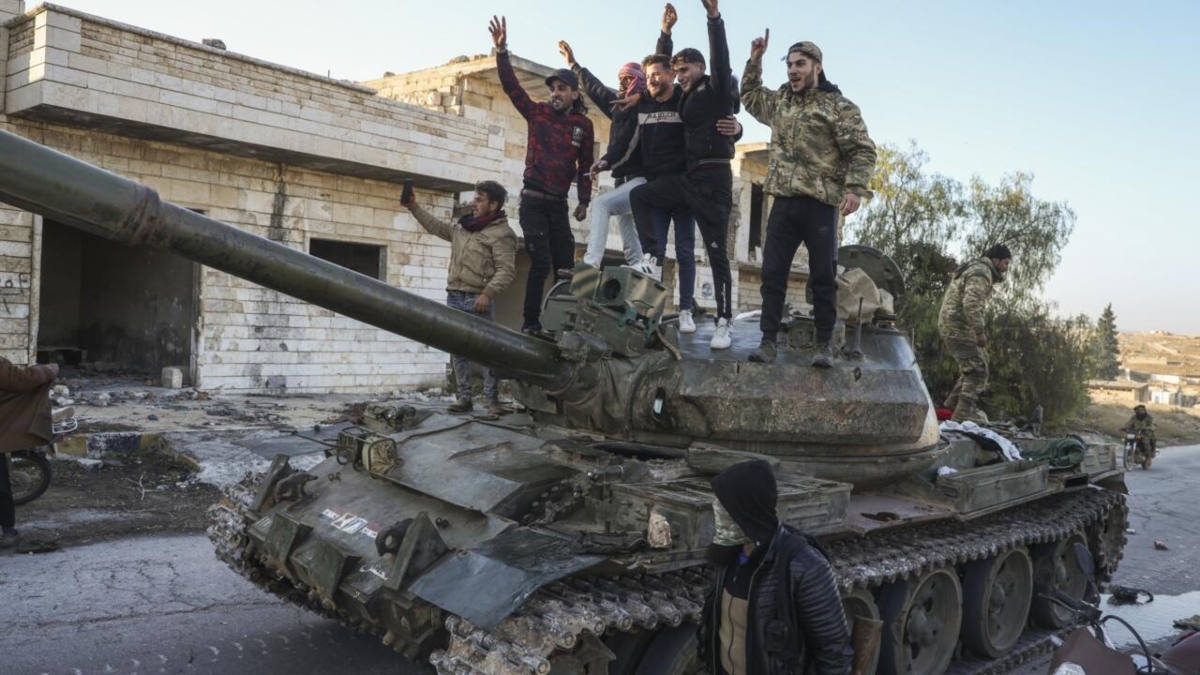 Καταρρέει η εξουσία του Άσαντ – Οι αντάρτες φθάνουν στη Δαμασκό