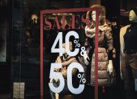 Πότε αρχίζουν οι χειμερινές εκπτώσεις – Ανοιχτά τα καταστήματα τις Κυριακές 19 και 26 Ιανουαρίου Πότε αρχίζουν οι χειμερινές εκπτώσεις – Ανοιχτά τα καταστήματα τις Κυριακές 19 και 26 Ιανουαρίου