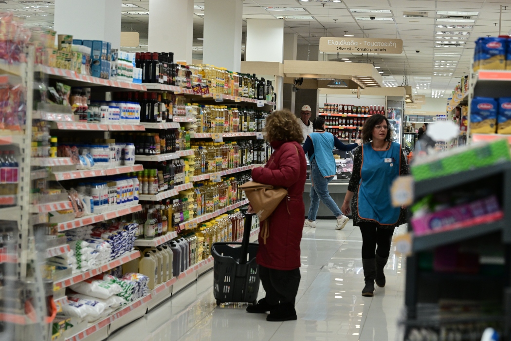 Καταναλωτές: Πάνω από τα μισά νοικοκυριά μόλις τα βγάζουν πέρα, 6 στους 10 περιμένουν ανατιμήσεις