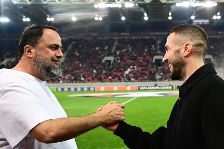 Ολυμπιακός – Τβέντε: Στο Καραϊσκάκη ο Φορτούνης – Χειραψία με Μαρινάκη