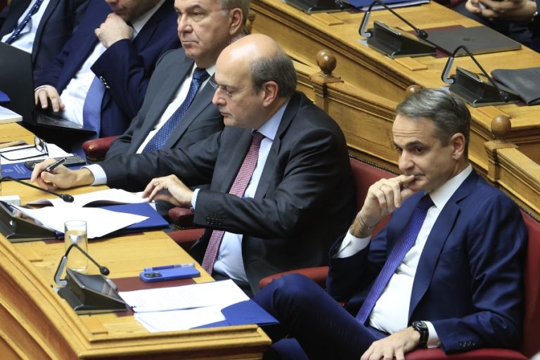 Εγκρίθηκε με 158 «ναι» ο προϋπολογισμός-Τι είπαν οι πολιτικοί αρχηγοί [Το pagenews.gr μετέφερε τις εξελίξεις]