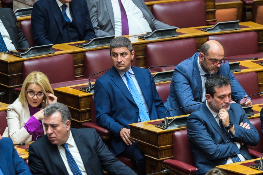 «Πυρ ομαδόν» της αντιπολίτευσης στη ΝΔ για την επιστροφή Αυγενάκη