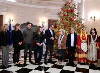 Κυριάκος Μητσοτάκης: Κάλαντα και ευχές για τον πρωθυπουργό στο Μέγαρο Μαξίμου