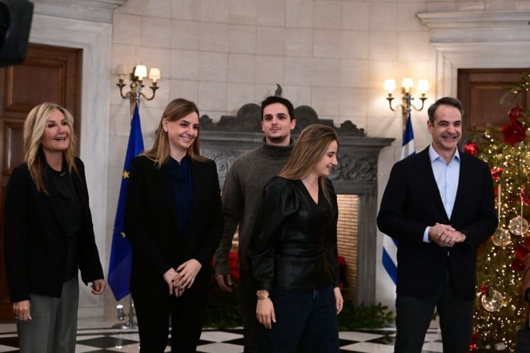 Kyriakos Mitsotakis: Listened to Christmas Carols with His Family at the Maximos Mansion