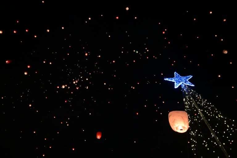 Νύχτα των ευχών στην πλατεία Κοτζιά -Γέμισε φαναράκια ο αττικός ουρανός [pics]