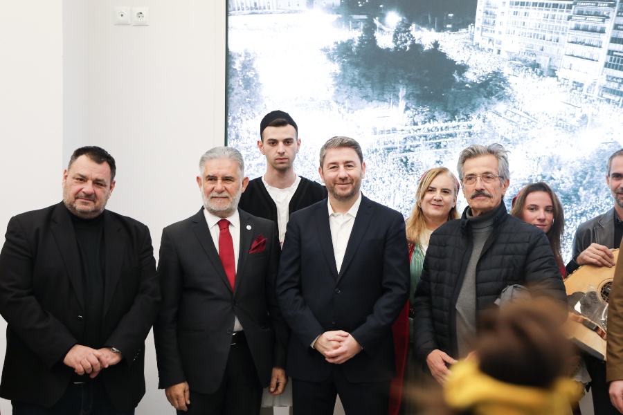Μαζί με τον γιο του άκουσε τα πρωτοχρονιάτικα κάλαντα, αλλά και μαντινάδες ο Νίκος Ανδρουλάκης