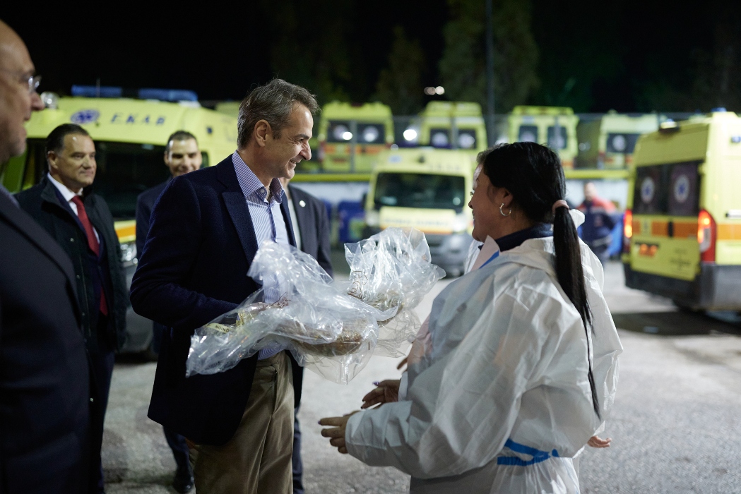 Στο Ενιαίο Συντονιστικό Κέντρο Επιχειρήσεων του ΕΚΑΒ ο Μητσοτάκης λίγες ώρες πριν την αλλαγή του χρόνου