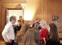 Μητσοτάκης με μαθητές: Μην είστε κολλημένοι στην οθόνη ενός κινητού – Του χρόνου θα είναι καλύτερα από φέτος