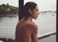 Η Έλενα Τοπαλίδου δείχνει το στήθος της και σχολιάζει: «Δεν διεκδικώ σεβασμό» Η Έλενα Τοπαλίδου δείχνει το στήθος της και σχολιάζει: «Δεν διεκδικώ σεβασμό»