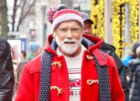 Ο Άρνολντ Σβαρτσενέγκερ εμφανίστηκε ως Άγιος Βασίλης στη Νέα Υόρκη – Θαυμαστές ανησυχούν για την υγεία του