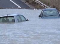 Αυτοκίνητα βυθίστηκαν δίπλα στην Εθνική Οδό στο Σχηματάρι [vid]
