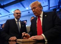 Σε θέσεις-κλειδιά οι συμπέθεροι του Τραμπ