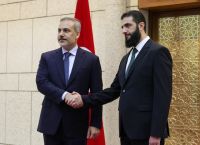 Συρία: Στη Δαμασκό ο Χακάν Φιντάν-Συναντήθηκε και έσφιξε τα χέρια με τον Αλ Τζολάνι