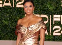 Εύα Λονγκόρια: Είναι «εκτός γραφείου» και το γιορτάζει με μπικίνι