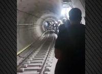 Ακινητοποιήθηκε συρμός στο μετρό Θεσσαλονίκης, επιβάτες περπατούσαν μέσα στη σήραγγα [vid]