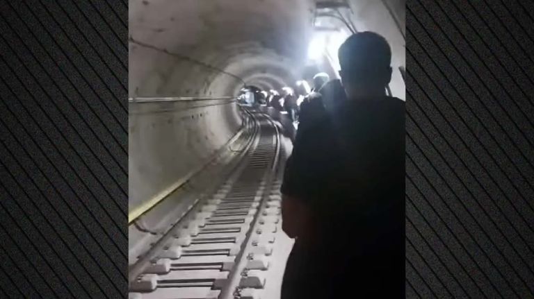 Ακινητοποιήθηκε συρμός στο μετρό Θεσσαλονίκης, επιβάτες περπατούσαν μέσα στη σήραγγα [vid]
