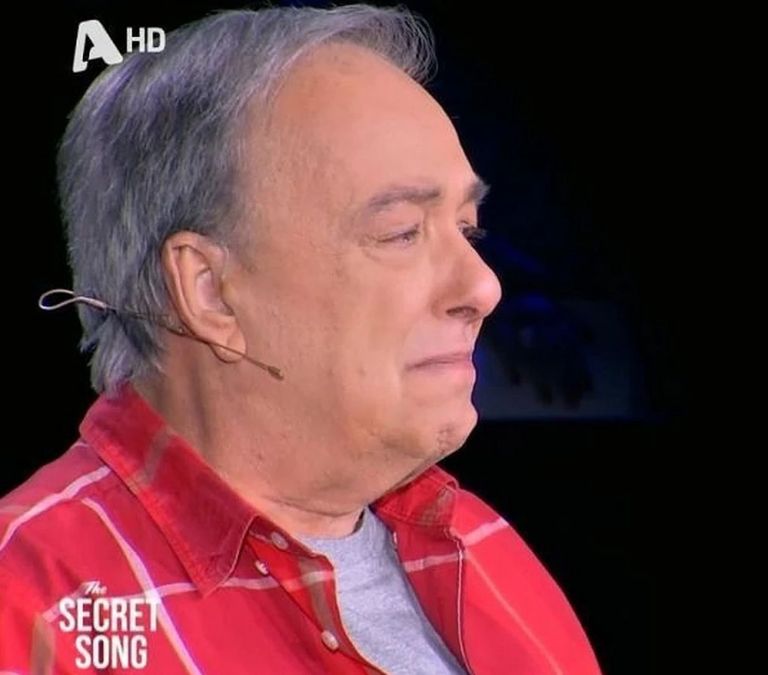 Έκλαιγε με «λυγμούς» ο Μικρούτσικος στο Secret Song για τον αδελφό του: «Είναι μια διαρκής αναπηρία»