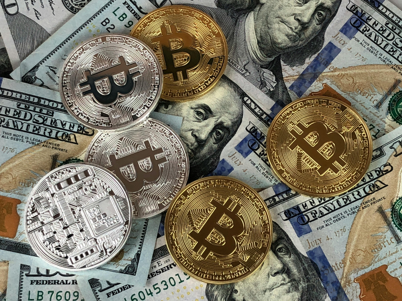 Νέο ιστορικό υψηλό για το bitcoin, ξεπέρασε και τα 106.000 δολάρια