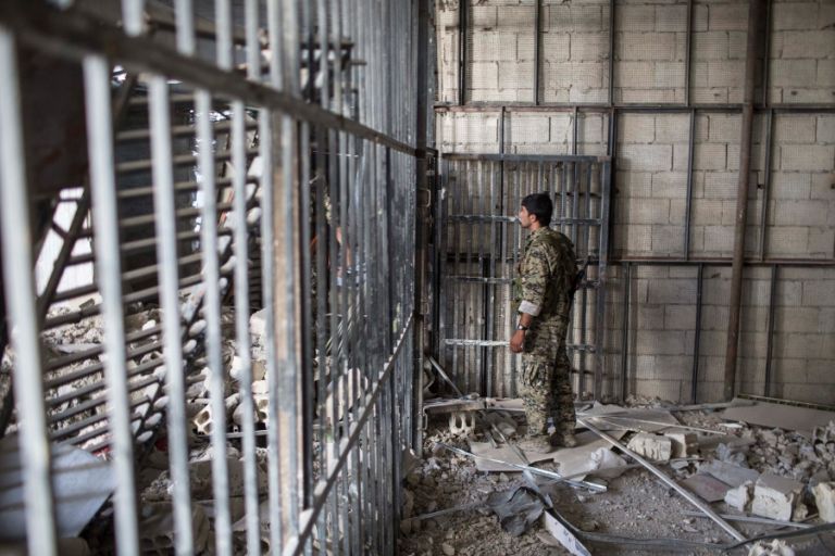 Συρία: Η απόλυτη φρίκη στις φυλακές του καθεστώτος Άσαντ – Θηλιές, σοροί και σακούλες με περιττώματα