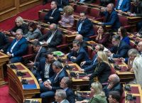 ΣΥΡΙΖΑ για Μητσοτάκη: Τον εκθέτουν οι λέξεις στα ψιλά γράμματα της κάρτας του