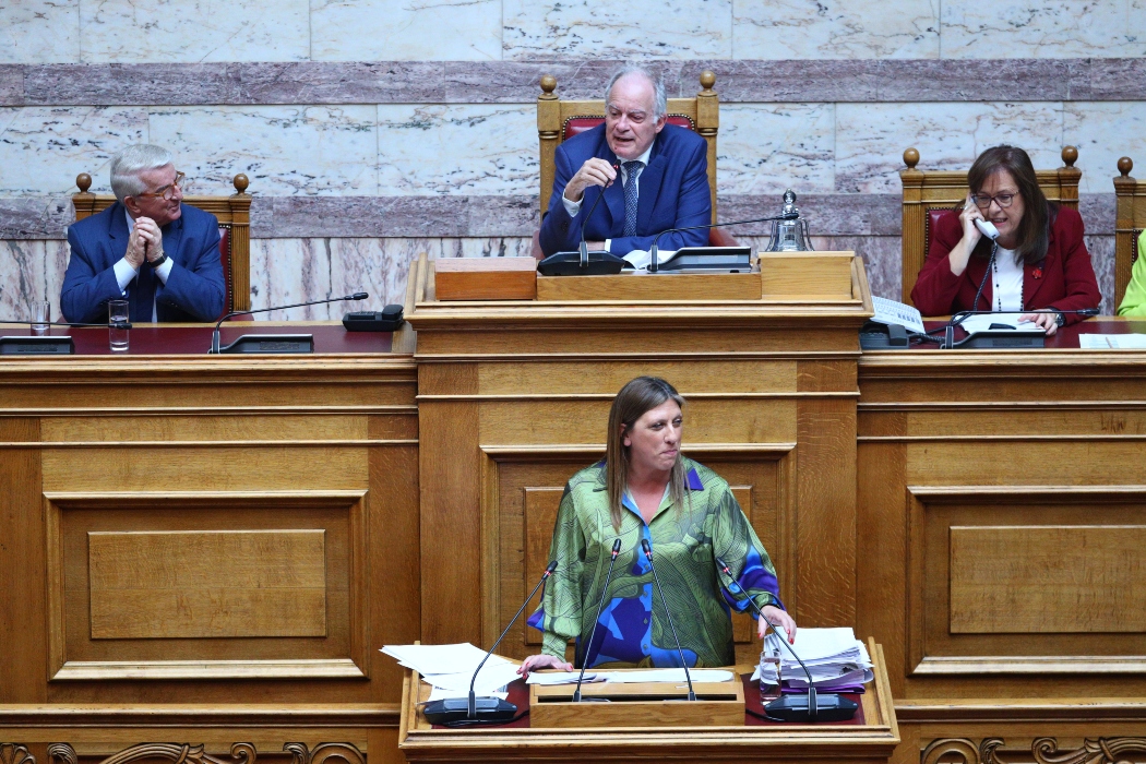 Έντονη λογομαχία Τασούλα – Κωνσταντοπούλου για τον αστυνομικό της Βουλής