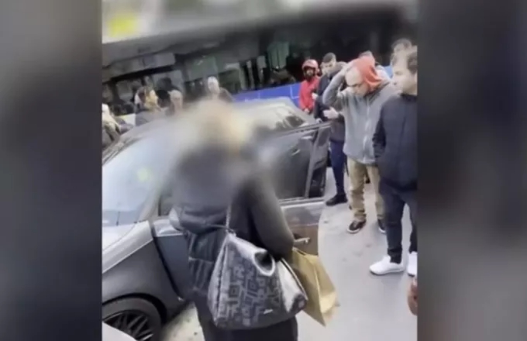 Απίστευτες εικόνες στο Χαλάνδρι: Πάρκαρε στη μέση του δρόμου και μόνο που δεν τον λιθοβόλησαν