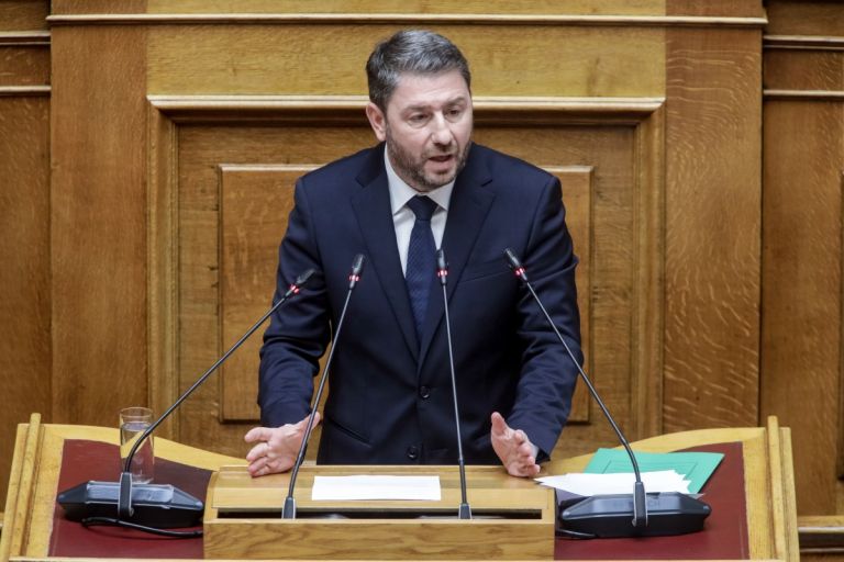 ΠΑΣΟΚ: Υψώνει τους τόνους για τις προμήθειες των τραπεζών